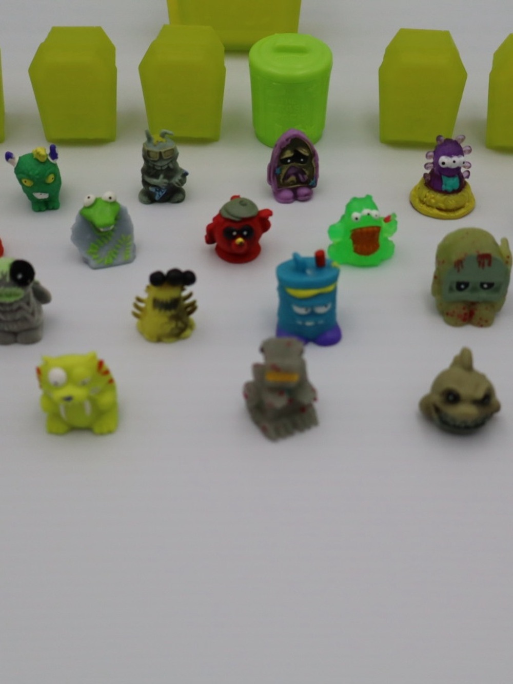 The Trash Pack Series lot of 22 Trashies Moose mini figures - Picture 7 of 10